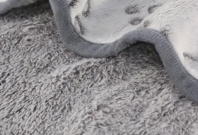 Měkká fleece deka pro psa – 120 × 100 cm Šedá