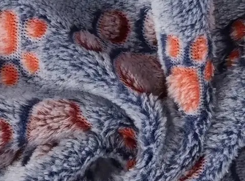 Hebká fleece deka pro psa – 104 × 76 cm Šedomodrá s barevným motivem tlapek