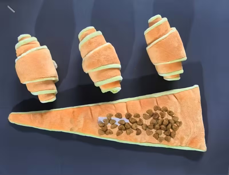 Čmuchací plyšová hračka pro psy – croissant