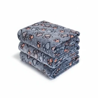 Hebká fleece deka pro psa – šedomodrá s barevnými tlapkami